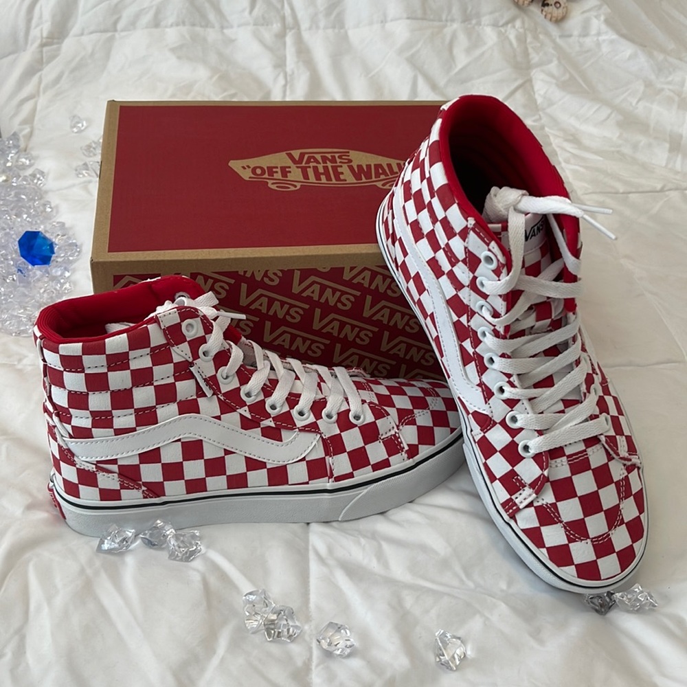 Van’s Women’s Filmore Hi Red/Checkered CLASSICS W8.5, never worn, new in box!